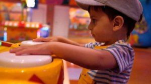 Эрик и Марк играют на детской площадке, часть 4