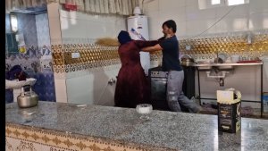 Хамид готовит для мамы еду , а жена не даёт покоя им.