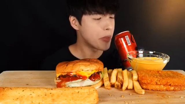 Мукбанг чизбургеры , картофель фри, картофельные оладьи Еда на камеру