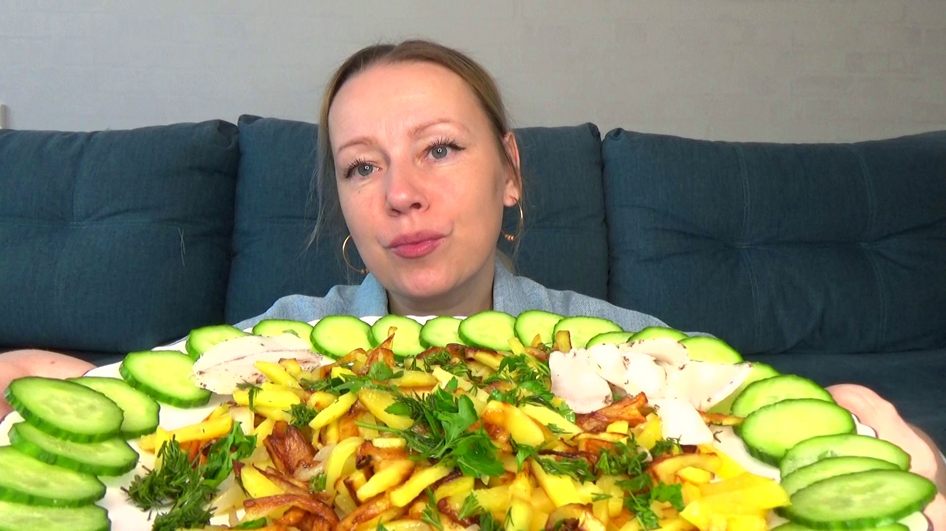 Мукбанги жареная картошка с зеленю и салом, огуречики. Еда вкуснота. смотреть онлайн