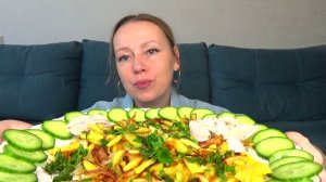 Мукбанги жареная картошка с зеленю и салом, огуречики. Еда вкуснота.