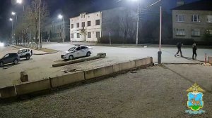 В Псковской области мужчина, запрыгнувший на авто ДПС, получил семь суток административного ареста