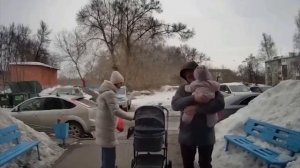 В Кемерово глыба льда чуть не убила отца с маленькой дочерью у подъезда

Удар пришелся по спине мужч