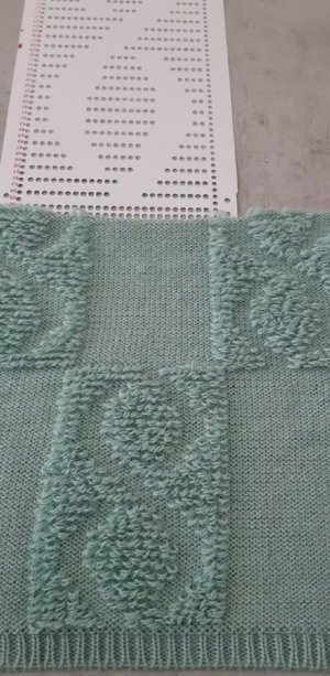 Одиночный мотив в махровом вязании на перфокарточной машине  Silver Reed 5 класса.