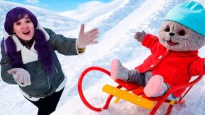 Кот Дымок катается с горки на санках! Курьер привёз подарок 🎁