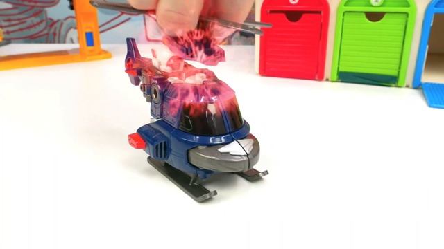 Маквин в беде! Торопился на тренировку и упал с моста. Кто спасёт гоночную машинку?