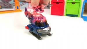 Маквин в беде! Торопился на тренировку и упал с моста. Кто спасёт гоночную машинку?