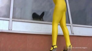 Прелестная молодая девушка в ярком обтягивающем наряде.