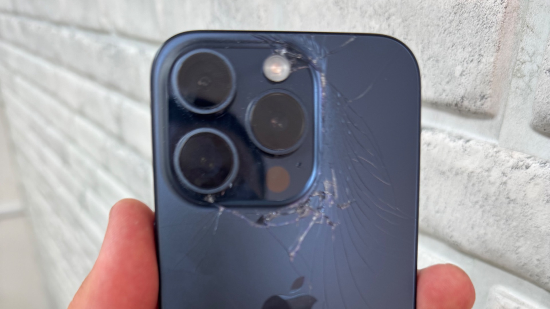 Замена задней крышки iPhone 15 Pro смотреть онлайн