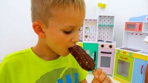 Влад и Никита играют с игрушками - Коллекция видео для детей