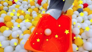 Влад и Никита делают покупки в магазине игрушек и играют на детской строительной площадке