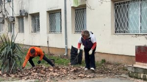 Сотрудники администрации Анапы, серебряные волонтеры и молодежь вместе вышли на уборку города