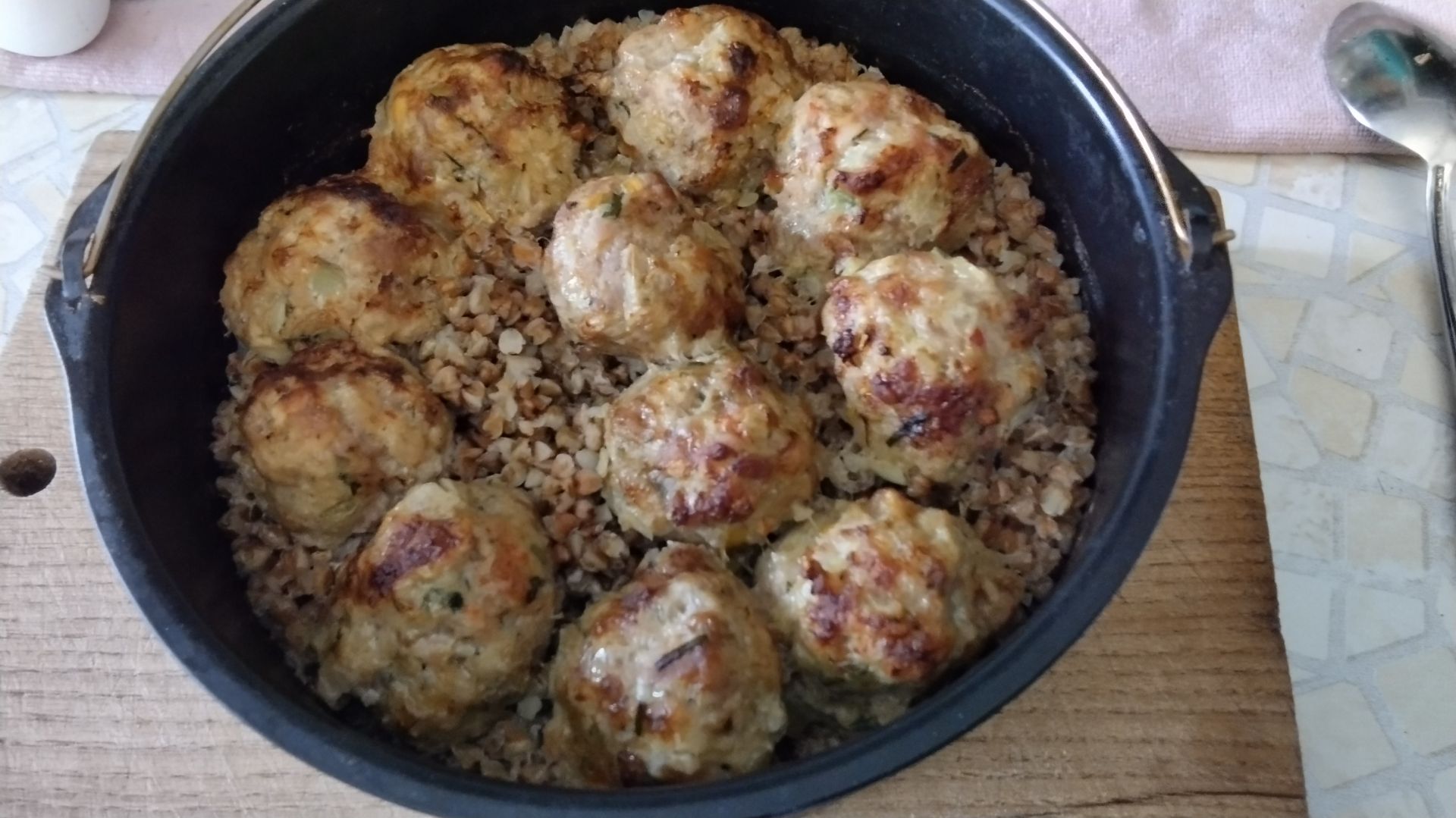 Фрикадельки с овощами и гречкой в аэрогриле