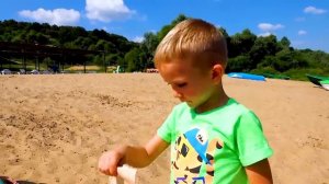 Влад и Никита играют на пляже   Подборка видео для детей