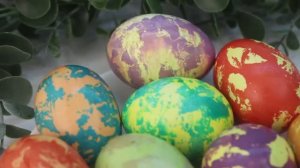 Нашла новый простой способ покраски яиц. Результат меня просто удивил!