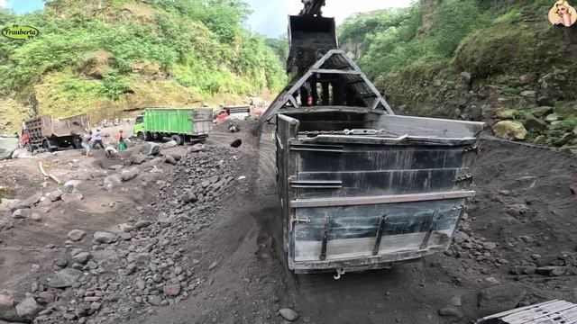 Строительство, экскаватор копает песок