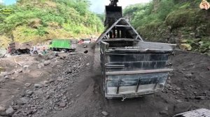 Строительство, экскаватор копает песок