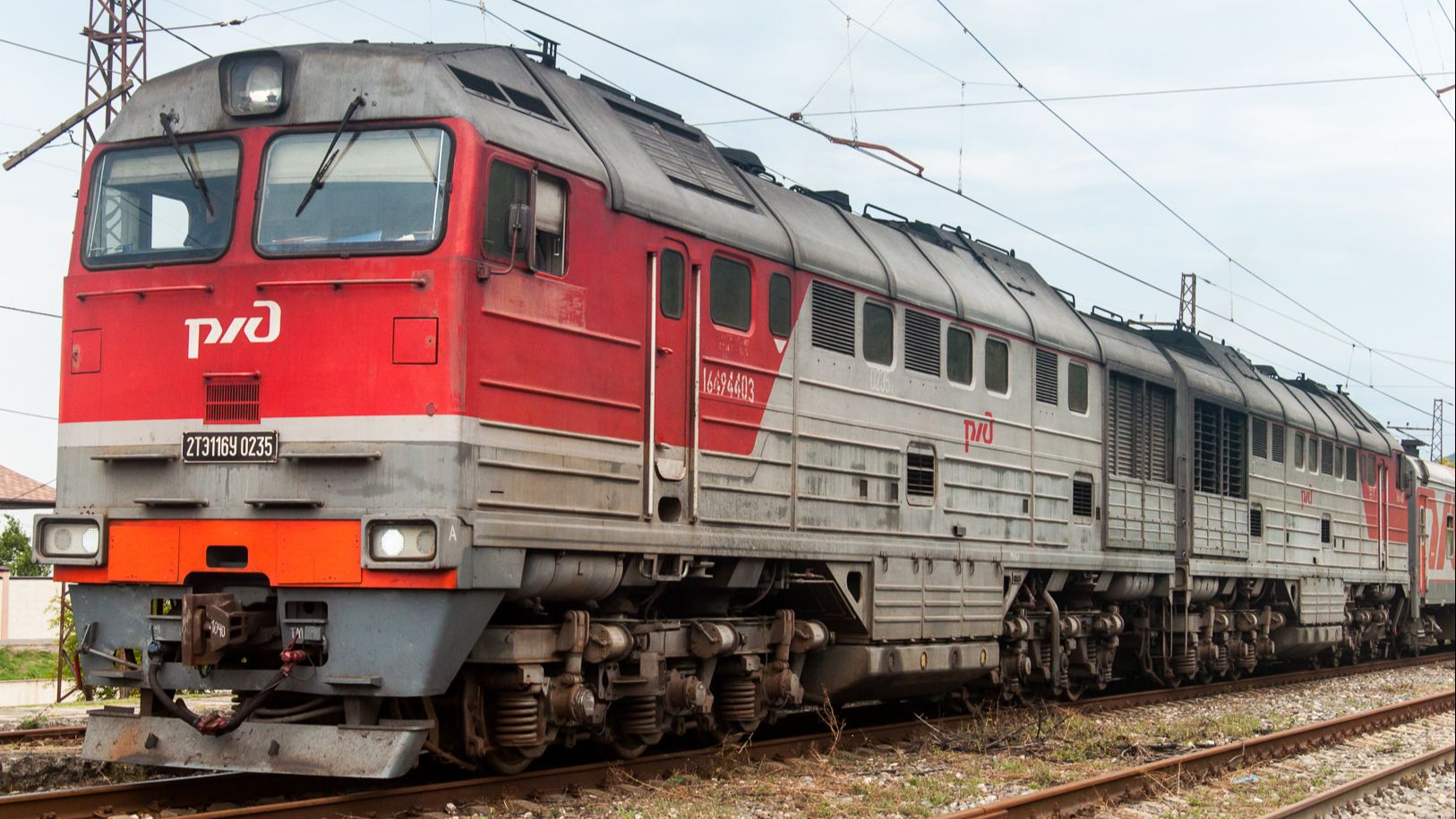 Прибытие поезда и тепловоза 2ТЭ116У в Гагру,  Абхазия