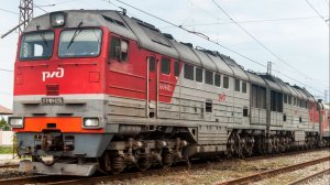 Прибытие поезда и тепловоза 2ТЭ116У в Гагру,  Абхазия