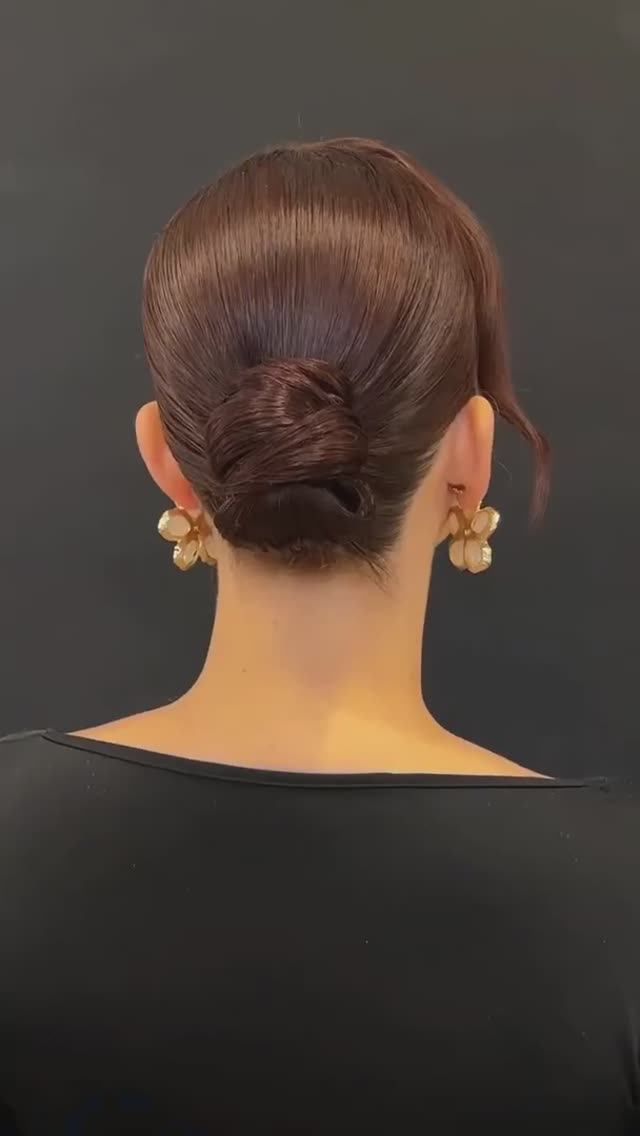 Красивый гладкий пучок из кудрявых волос #прическа #укладка #волосы #пучок
