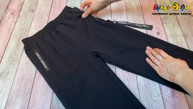 Брюки Lanson Kids легкие с брелками на карманах и графическими надписями черные - видео