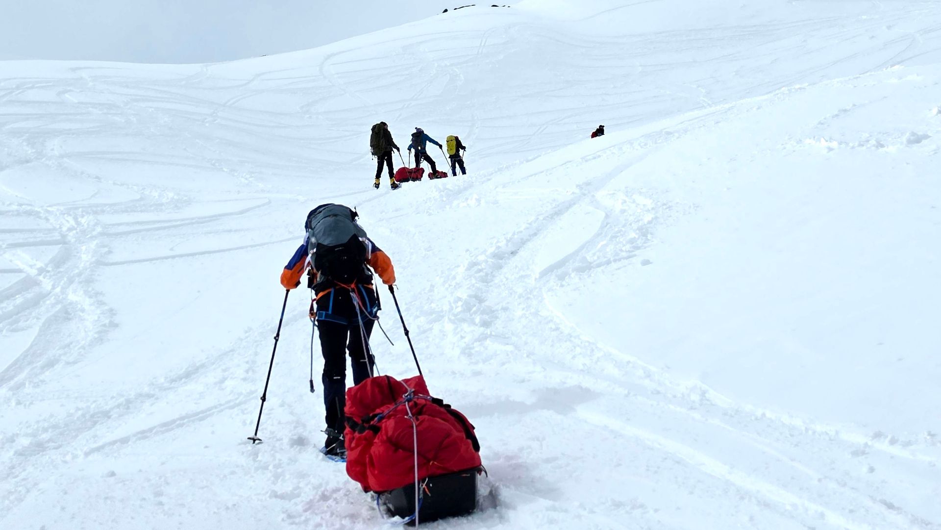 Группа учебных курсов Клуба 7 Вершин поднялась на склоны Эльбруса для проведения  занятий