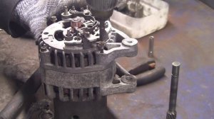 Генератор Peugeot 406 - нюанс фиксации корпуса.