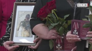 В Бузулуке семьям погибших бойцов СВО передали государственные награды_Ю