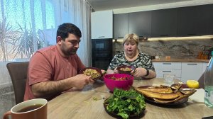 Мукбанг / На ужин у нас вкусный салат и гречка с грибами/.