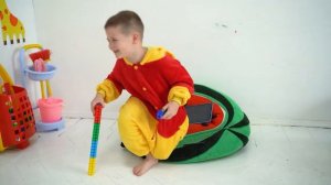 78 Ребенок пришел на аттракцион по стрельбе  по шарикам из лука  и выиграл все игрушки