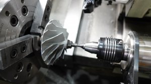 Протачиваю лопасти колеса турбины.