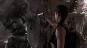 Сражение с армией статуй - ＂Лара Крофт： Расхитительница гробниц＂ - отрывок из фильма