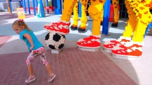 Настя в развлекательном парке ищет Сюрпризы от принце