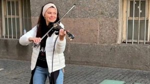 Под эту музыку скрипачки юной уличной, как в поезде помчимся... В один конец билет... иль нет?