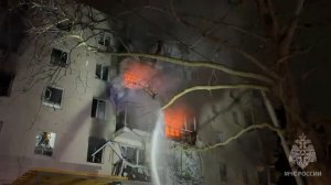 Спасатели разбирают завалы после взрыва в доме в Севастополе