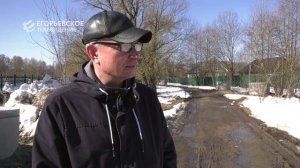 На канализационных колодцах установили дополнительные кольца, чтобы стабилизировать ситуацию в парке