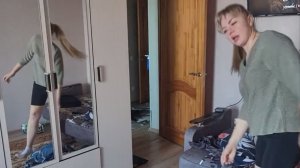 Убираю квартиру молча, слушаю музыку и танцую для души