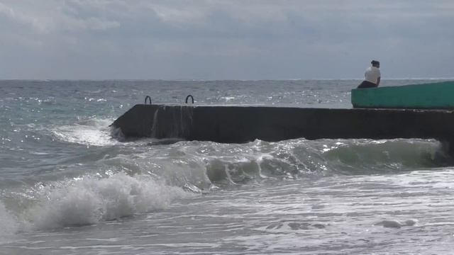 Алушта - шторм, пахлава и девушка, мечтающая об Алых Парусах. Классика пляжа в Профессорском уголке.