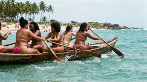 СМЕЛЫЕ И КРАСИВЫЕ ЖЕНЩИНЫ в бикини удивляют туристов своей красотой