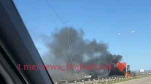 🔥 На трассе Славянск — Краматорск операторы БПЛА вновь поразили автомобиль с личным составом ВСУ