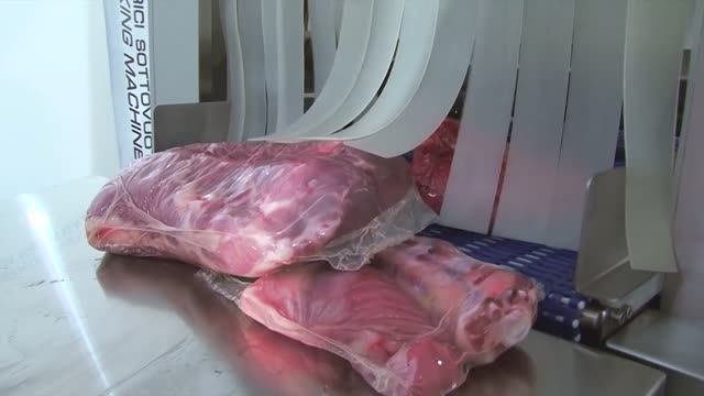 Упаковка мяса (крупный кусок) с последующей термоусадкой и сушкой