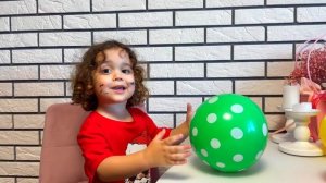 Марк играет с мамой в воздушные шарики