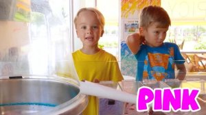 Крис и Миша играют в с игрушечной микроволновкой