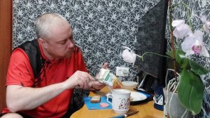 Мукбанг. На завтрак чай с бутербродами с керченской колбасой и сыром.