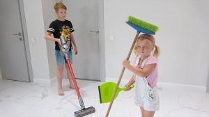 СОФУНЬЯ ШАЛУНЬЯ - СОФИЯ делает уборку.