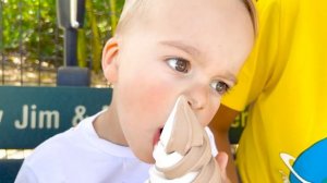 Влад и Ники кормят животных в зоопарке