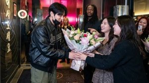 Чонгук прибыл в Нью-Йорк и миллионы фанаток в восторге от его появления.