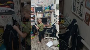 Мой брат убирает на моём столе, но потом произошло...