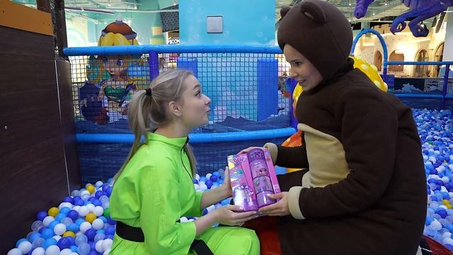 Алиса Шоу - Алиса и Медведь играбт в парке  ищут сюрпризы - куклы BFF(1080P_60FPS)