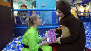 Алиса Шоу - Алиса и Медведь играбт в парке  ищут сюрпризы - куклы BFF(1080P_60FPS)